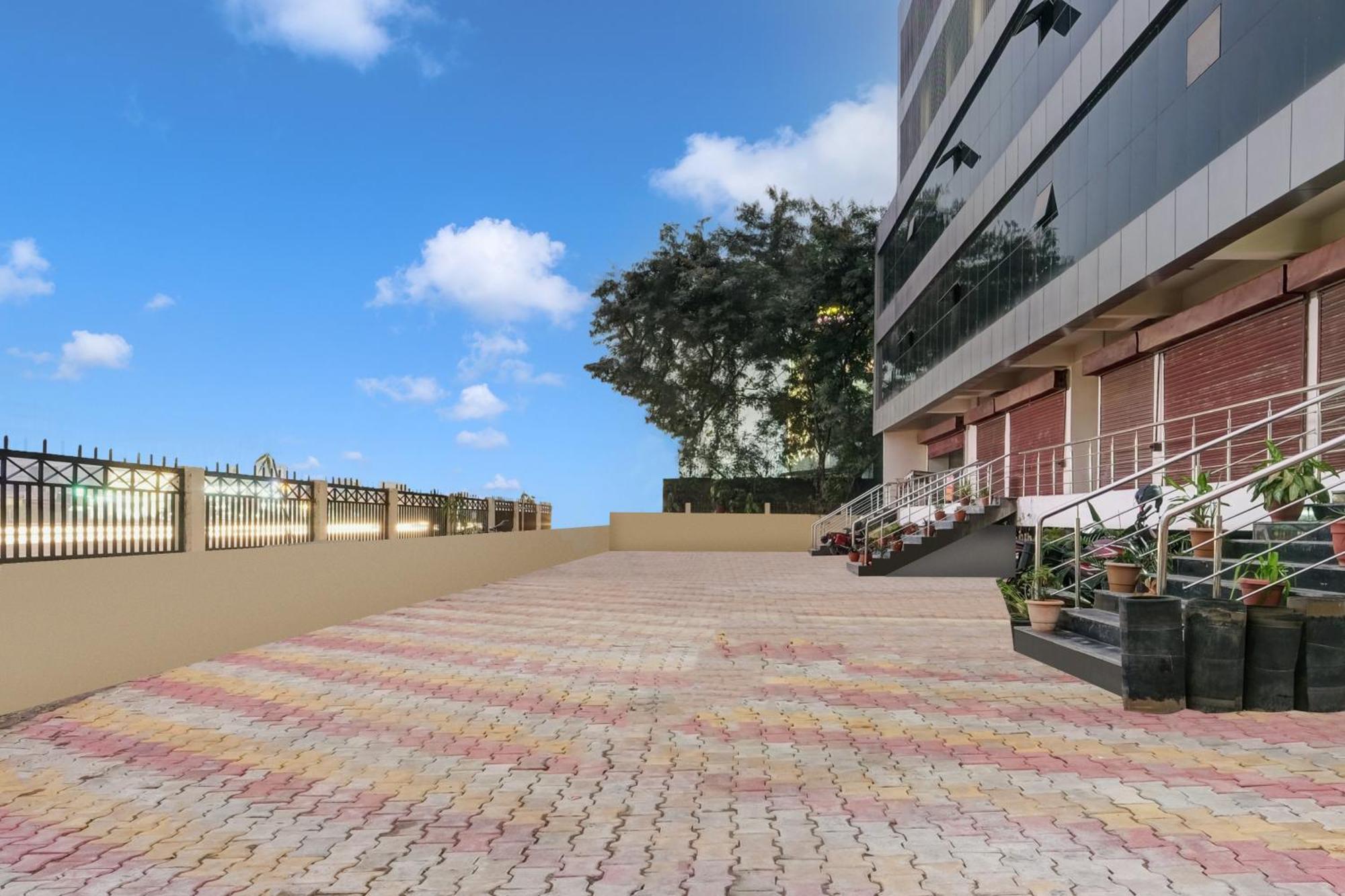Townhouse Oak Sarusajai Stadium Dispur Luaran gambar